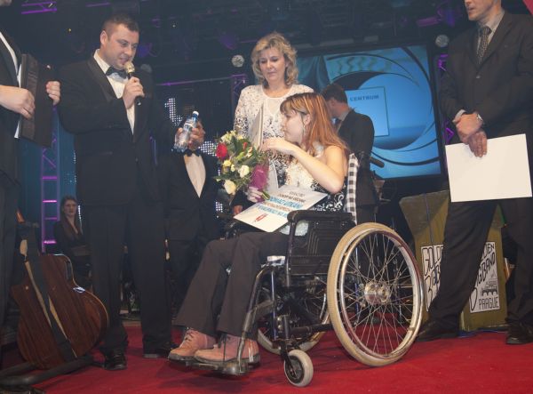 Během charitativního plesu se vybralo 100 tisíc pro postiženou dívku. 