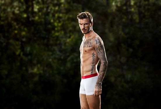 David Beckham v reklamě na spodní prádlo.