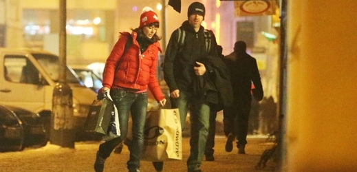 Zatímco Langmajer jde z divadla jen s batohem, jeho přítelkyně vláčí hned několik tašek.
