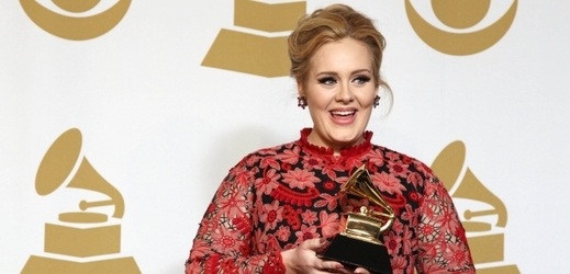 Adele výstřih raději neriskovala.