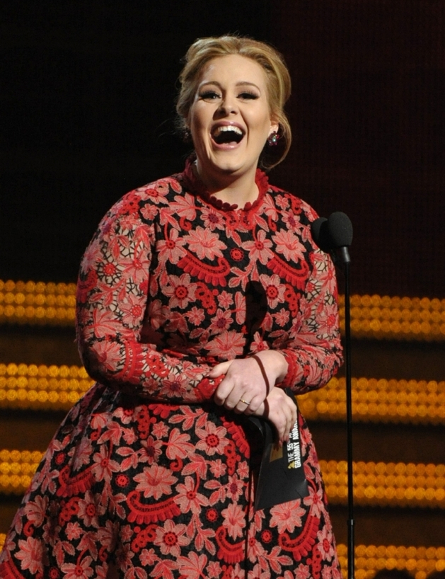 Adele výstřih raději neriskovala.