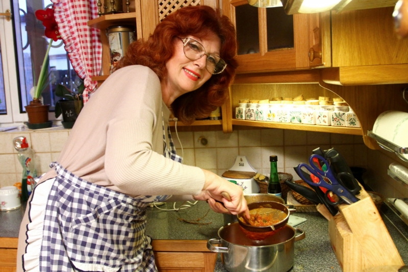 Saskia Burešová ve své kuchyni.