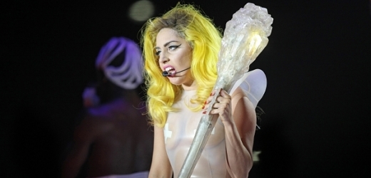 Popová hvězda Lady Gaga musela kvůli zákeřné chorobě přerušit své turné.