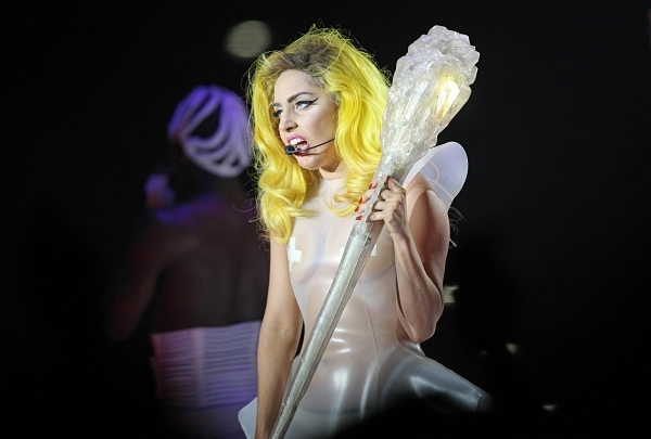 Popová hvězda Lady Gaga musela kvůli zákeřné chorobě přerušit své turné.