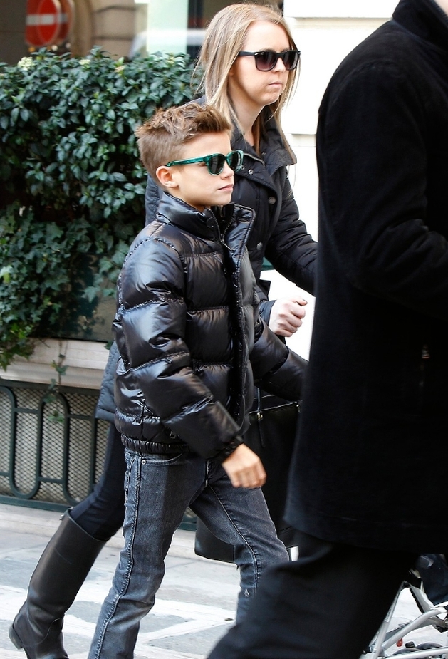Jako správná celebrita má i malý Beckham sluneční brýle.