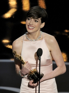 Anne Hathawayová se soškou za ženský herecký výkon ve vedlejší roli.