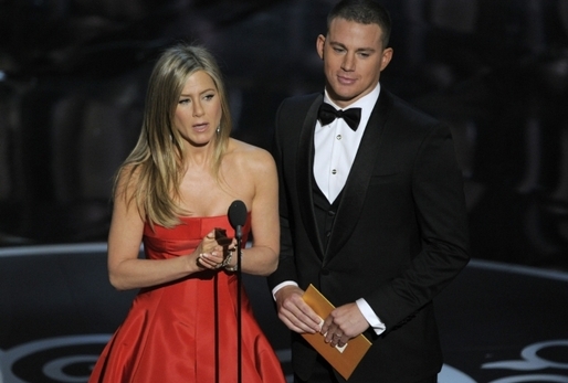 Anistonová se na pódiu objevila i v doprovodu Channinga Tatuuma.