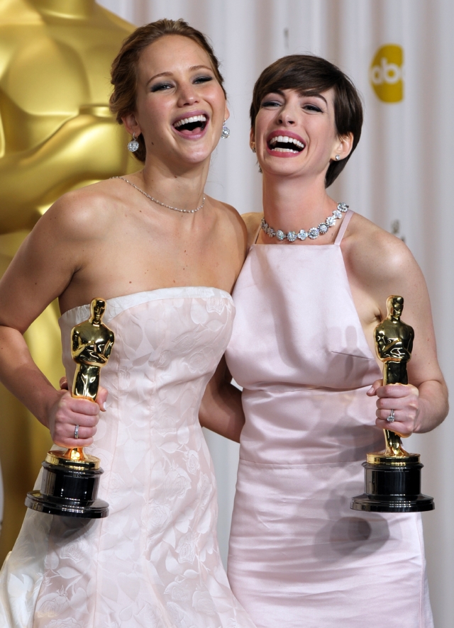 Anne Hathawayová a Jennifer Lawrencová zvolily podobnou barvu šatů.