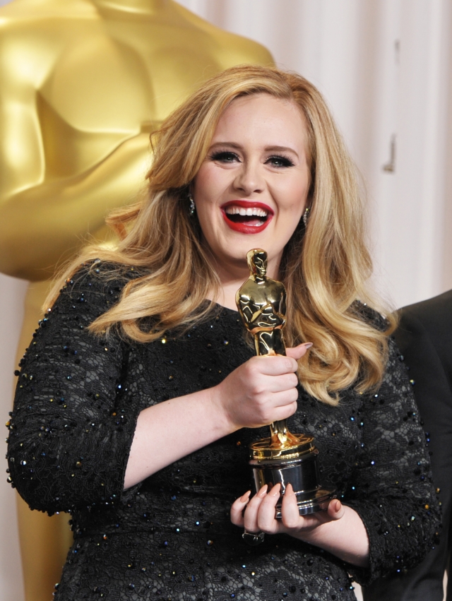 Adele zvolila rudou rtěnku a předvedla podivnou manikúru.