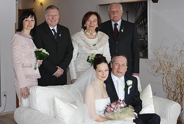 Klausovi s Hřebačkovými na svatební rodinné fotce.