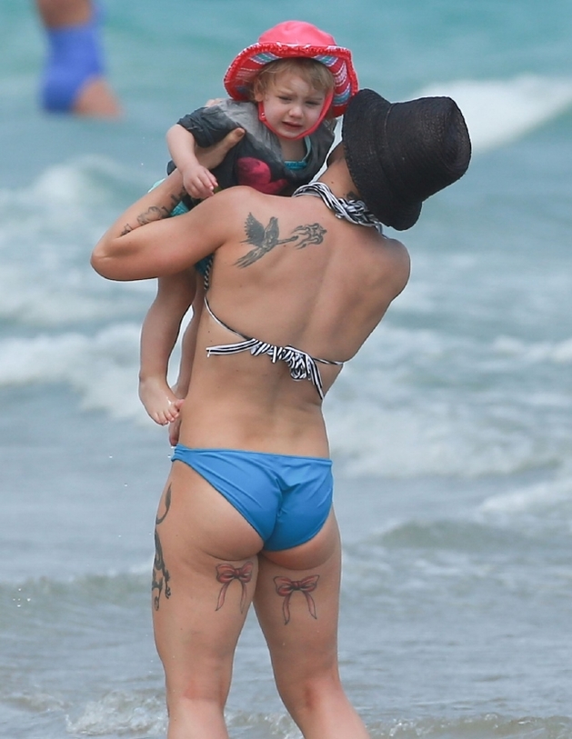 Pink ukázala dceru i svá tetování.