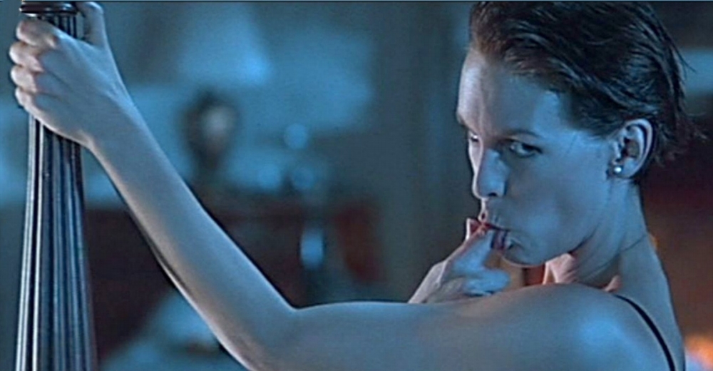 Pro svého manžela Arnolda Schwarzeneggera předvedla rozpačitě svůdný taneček herečka Jamie Lee Curtisová v populárním filmu Pravdivé lži (1994).