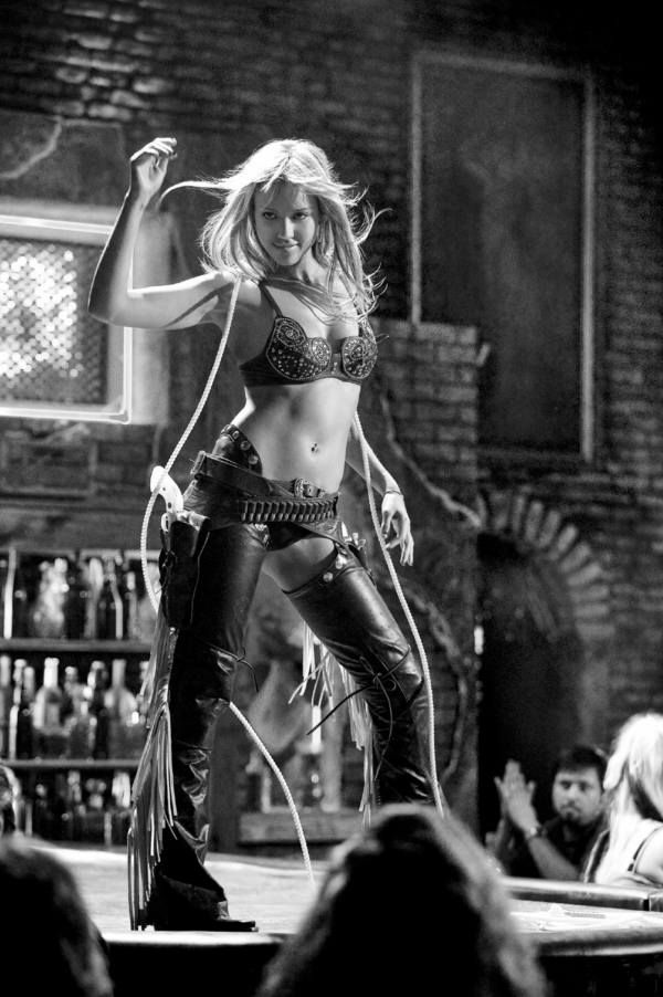 Živelný striptýz předvedla i plavovlasá Jessica Alba v drsném filmu Sin City - město hříchu (2005).