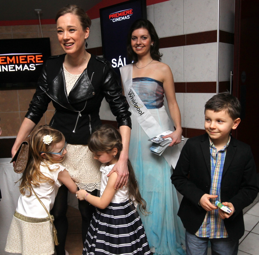 Herečka se svými filmovými dětmi na premiéře.