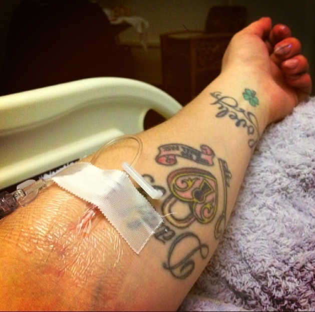 Kelly uveřejnila na svém Twitteru fotografii z nemocnice.