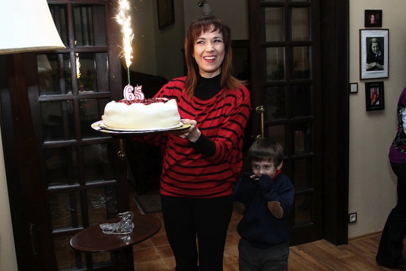 Tereza Kostková předala oslavenci dort.