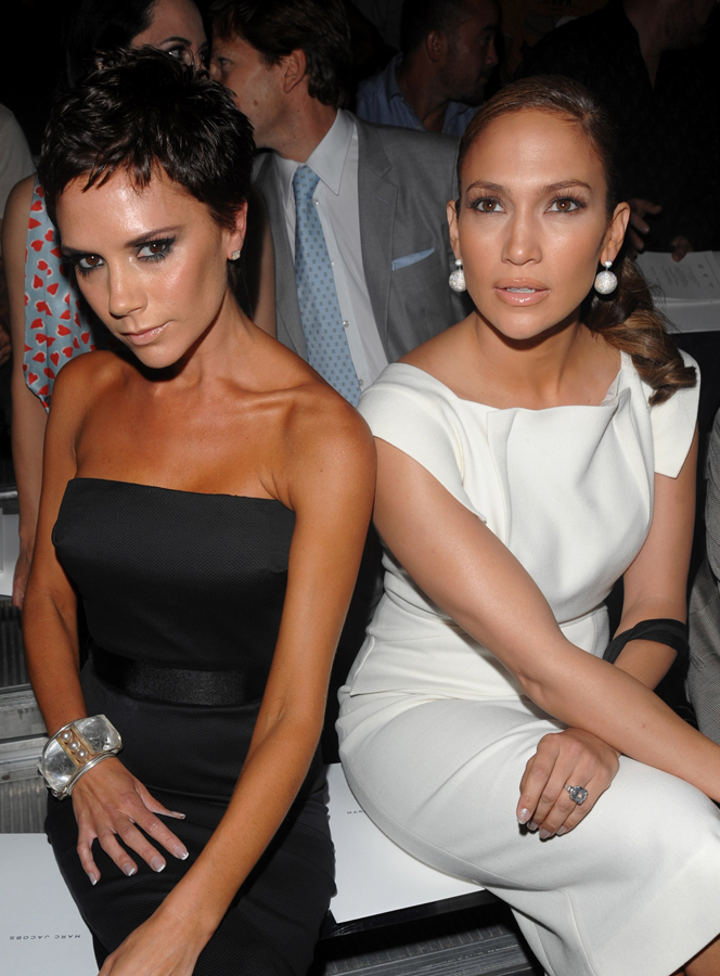 V září 2008 nakazila Victoria na týdnu módy v New Yorku svou nijakou náladu zpěvačku Jennifer Lopezovou, která se jinak nebojí ukázat své zoubky. 