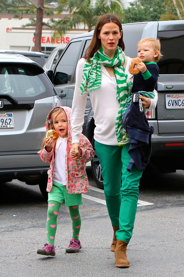 Herečka Jennifer Garnerová sladila do zelena nejen sebe, ale také své děti. Slušivé!