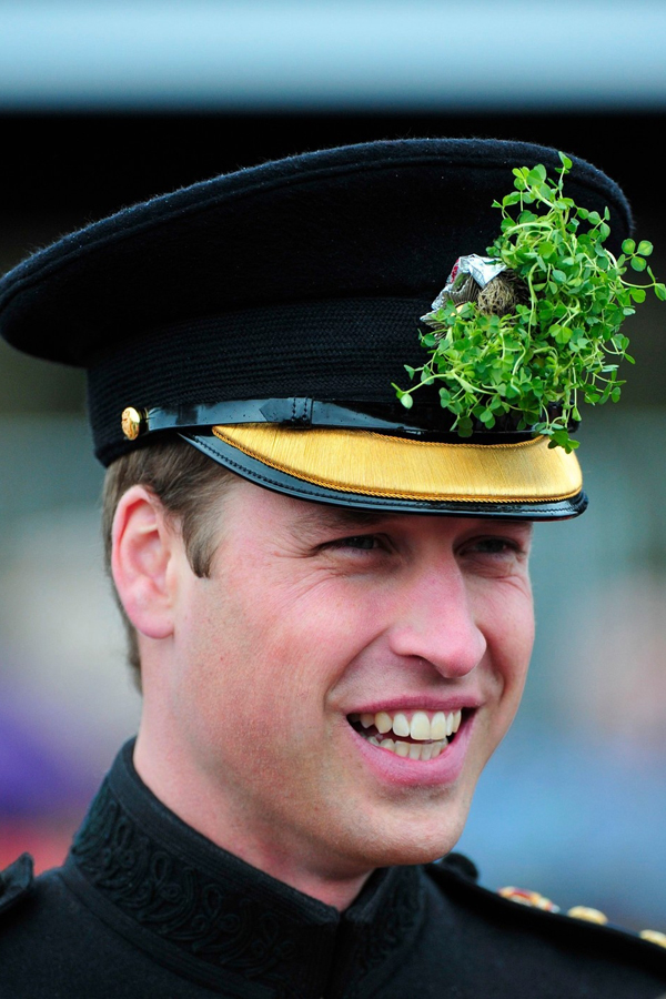 Poněkud úsměvně působil britský princ William, který si ozdobil čepici kytičkou ze šťavele.