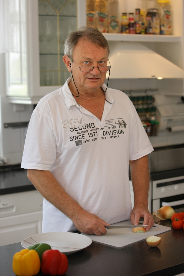 Režisér Jiří Adamec ve své kuchyni.