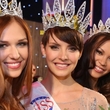 Českou Miss 2013 se stala třiadvacetiletá studentka Gabriela Kratochvílová (uprostřed) z Vysočiny. Diváci ji zvolili pomocí SMS zpráv a bude reprezentovat Česko v mezinárodní soutěži Miss Universe. Druhé místo a titul Česká Miss World 2013 patří devatenáctileté Lucii Kovandové (vlevo) z Dolních Kounic u Brna, třetí místo a titul Česká Miss Earth 2013 získala jedenadvacetiletá Monika Leová (vpravo) z Dvořiska nedaleko Chocně.