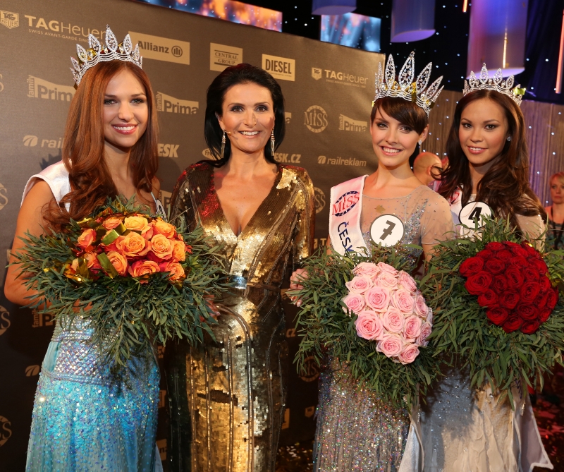 Česká Miss World Lucie Kovandová (vlevo), ředitelka České Miss Michaela Maláčová, Česká Miss 2013 Gabriela Kratochvílová a Česká Miss Earth Monika Leová.