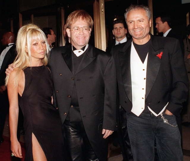 Elton John, Gianni Versace a jeho sestra Donatella.
