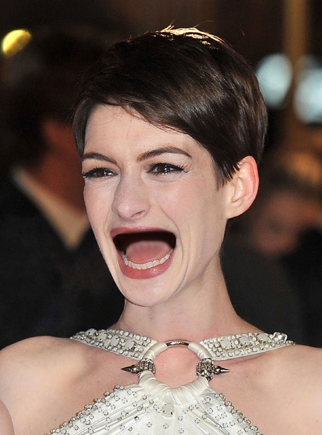 Anne Hathawayová vypadá téměř strašidelně.
