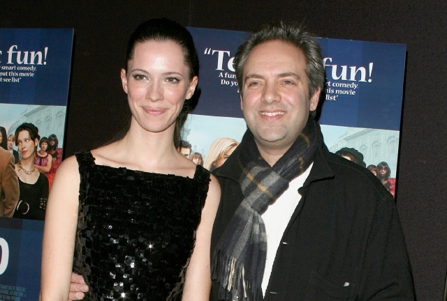 Rebecca randí s režisérem Samem Mendesem.