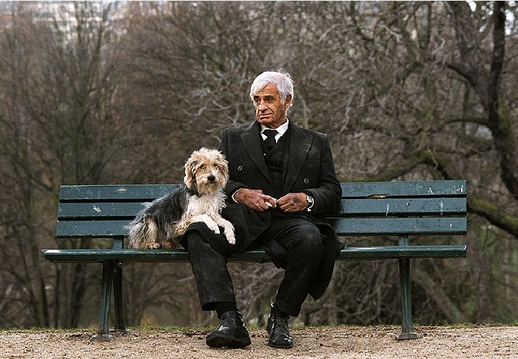 V dojemném příběhu o osamělém muži v letech a jeho věrném psu Belmondo dokázal, že navzdory věku má stále onen odzbrojující úsměv plný šarmu. Film Muž a jeho pes z roku 2008 je zatím jeho posledním filmem.