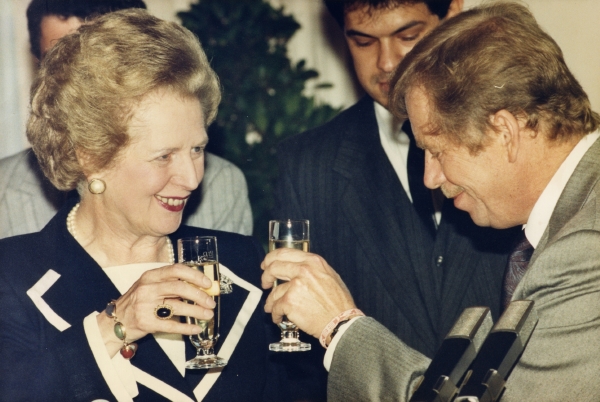 Margaret Thatcherová se v 90. letech setkala s prezidentem Václavem Havlem.