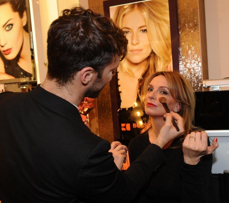 Herečka si nechává udělat profesionální make-up od Maxima Poulina.