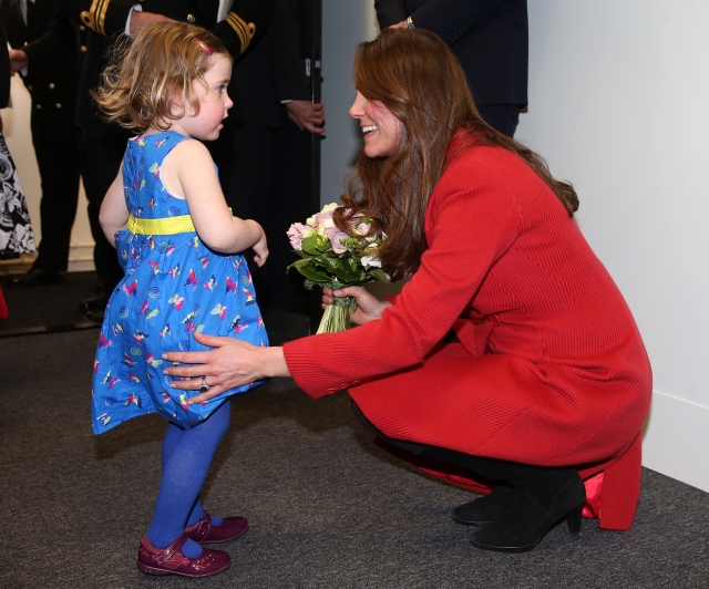 Vévodkyně má děti moc ráda.