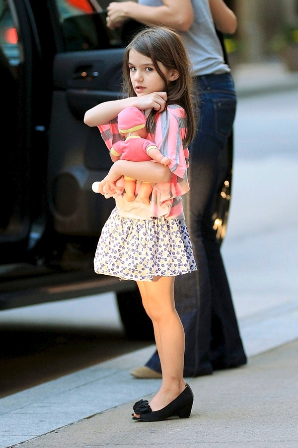Perlička na závěr. Dcerka Katie Holmesové a Toma Cruise Suri nosí podpatky už jako malá. Poprvé byla takhle zachycena fotografem, když jí ještě nebyly ani čtyři roky. Na tomto snímku je jí "už" pět.