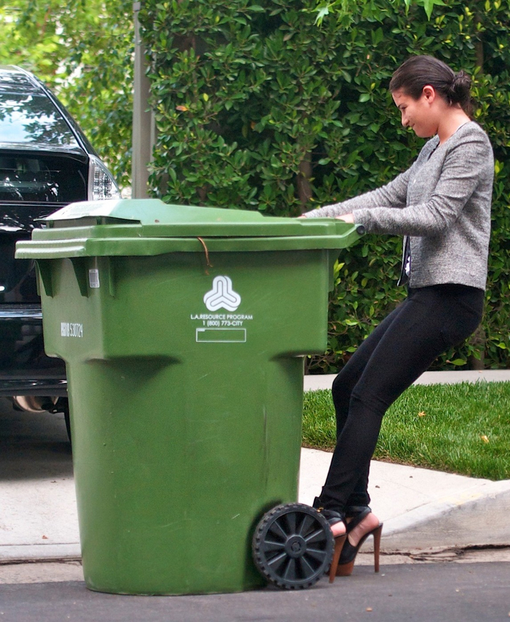Americká zpěvačka Lea Micheleová si na vysokánských jehlách umí poradit i s popelnicí, která stojí v cestě jejímu autu.