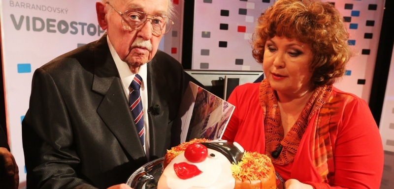 Lubomír Lipský a Naďa Konvalinková pózují s oslavencovým dortem.