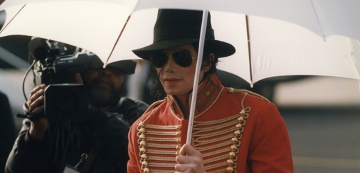 Za smrt Michaela Jacksona podle jeho rodiny může pořadatelská firma, která najala lékaře, jenž podal zpěvákovi smrtící dávku léků.