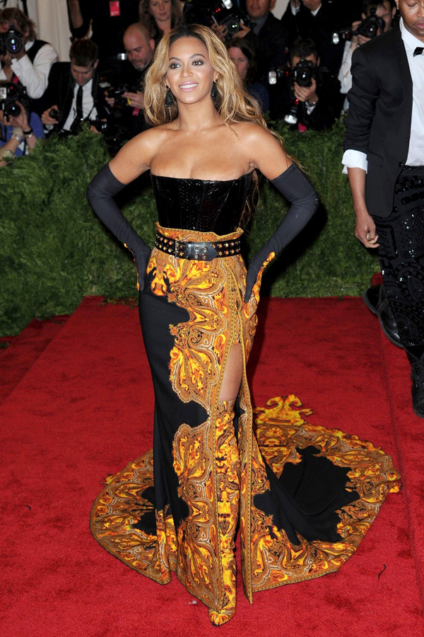 Zpěvačka Beyoncé v přehnaně nazdobené róbě. A co ty boty?!