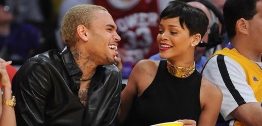Rihanna a raper Chris Brown.