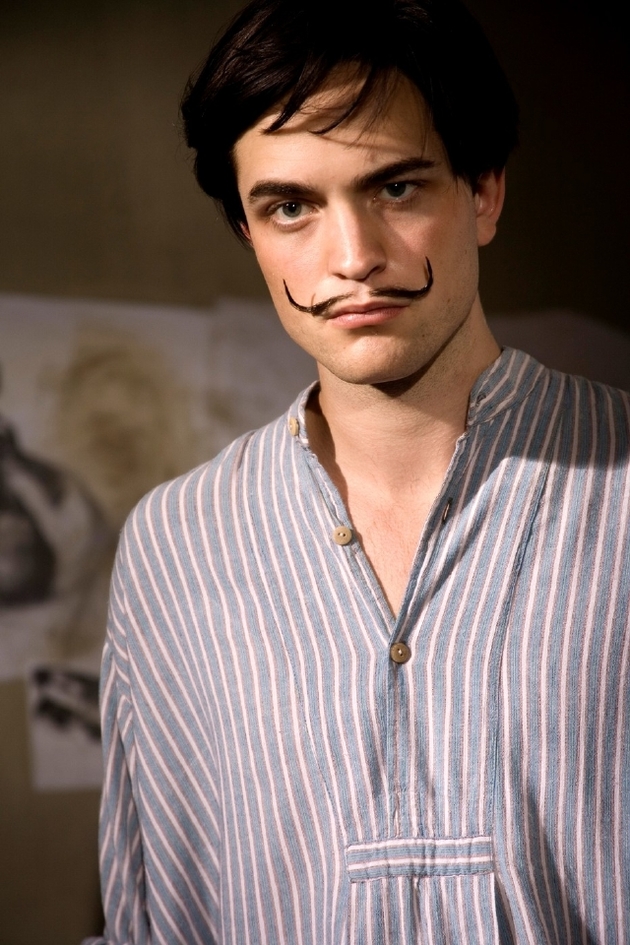 Pattinson jako Salvador Dalí.
