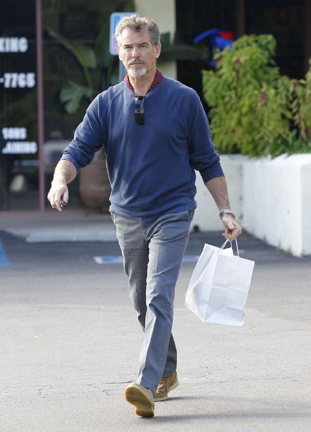 Pierce Brosnan umí stárnout.