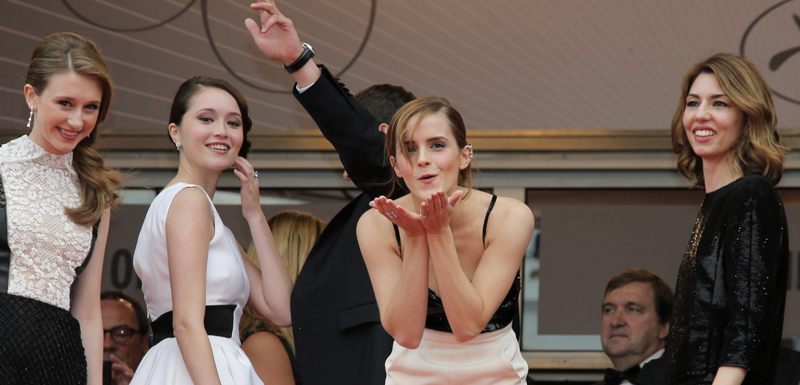 Herečka Emma Watsonová alias Hermiona zdraví polibkem své fanoušky. Emma překvapila řadou náušnic na boltcích uší. Že by nová móda?