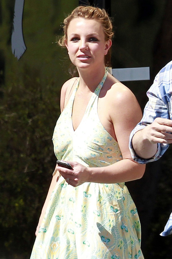 Popová hvězdička Britney Spearsová měla u těchto šatů přece jen raději sáhnout po spodním prádle.