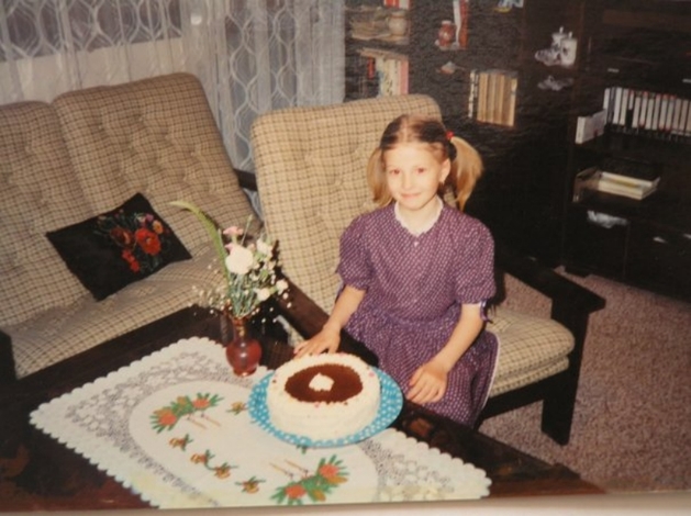 "Tuším, že slavíme sedmé narozeniny u sousedů v Broumově, od nich jsme dostala i tenhle dort,“ vzpomíná Inna.