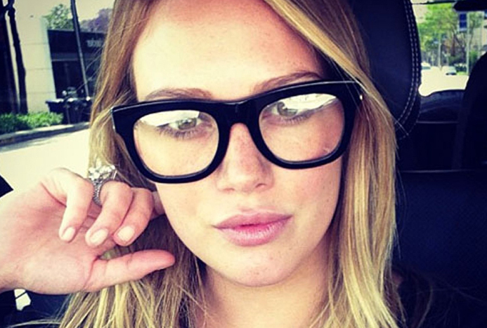 Pryč s mindráky! Americká herečka a zpěvačka Hilary Duffová dokazuje, že velké brýle nemusejí být kráse na překážku. Pokud je tedy musíte nosit, proč je nezdůraznit? 