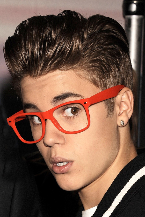 Slaďoušek Justin. Devatenáctiletý kanadský zpěvák, kterého jedna půlka světa miluje a druhá nenávidí, vypadá v obřích červených brýlích trochu vyjukaně.
