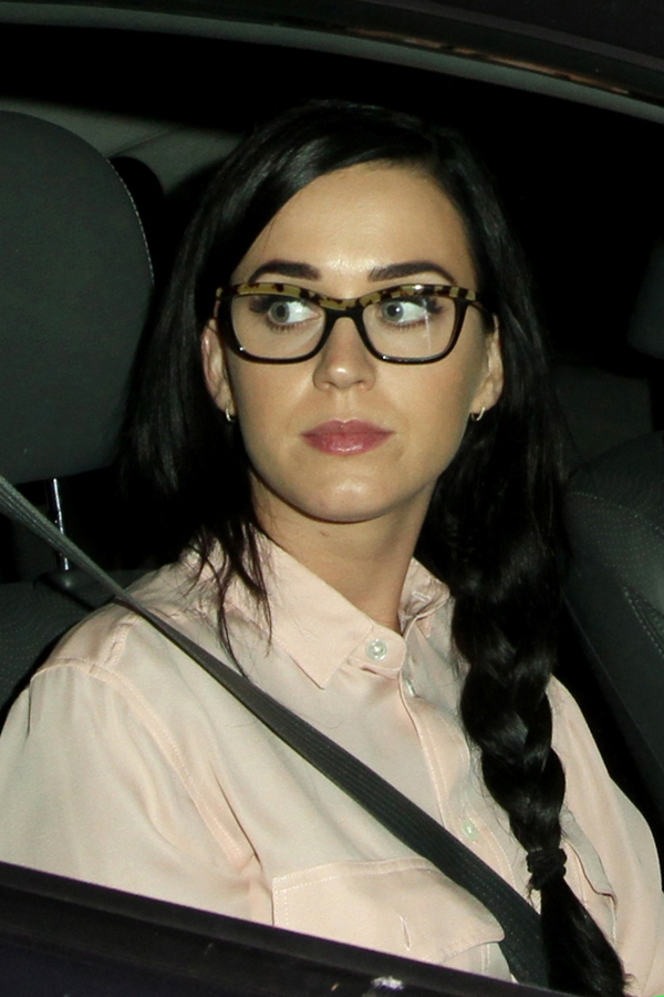 Zpěvačka Katy Perryová získala díky obroučkám oduševnělý výraz. Slušivé!