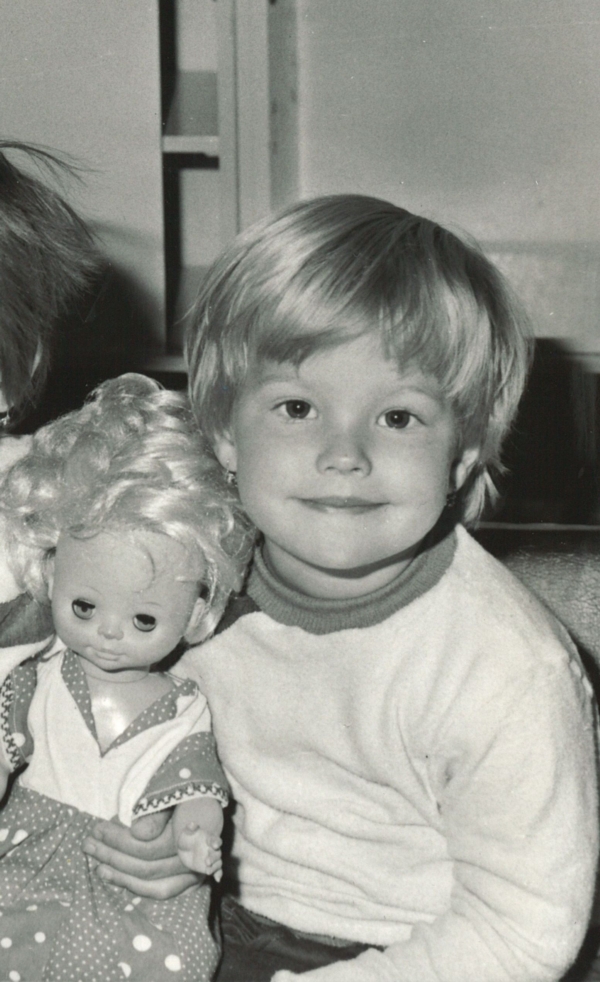 Rok 1986 ve školce v Táboře, kde jsem vyrůstala. Na fotce jsem se svoji oblíbenou panenkou Alenkou.