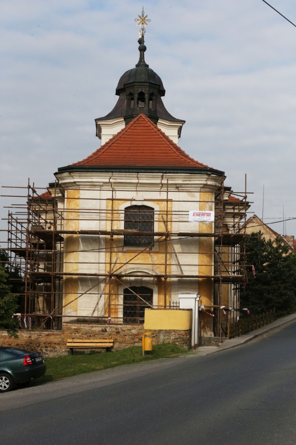 Kostel v Úněticích.
