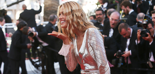 Vzdušný polibek fanouškům. Petra v Cannes předvádí to nejlepší ze svého šatníku.